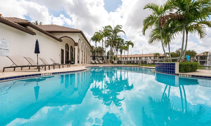 Delray Beach House | Remodeled Townhome with Pool & Lake Views in Gated Community