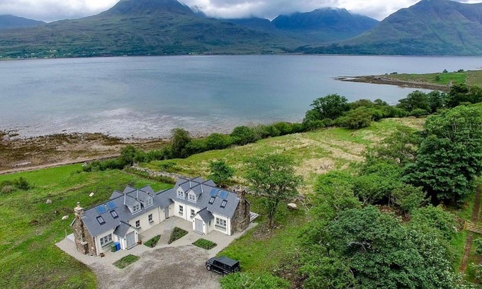 Strathcarron Cottage | Remote & awe-inspiring Iasgair Cottage. Pet friendly, wood burner, lochside.