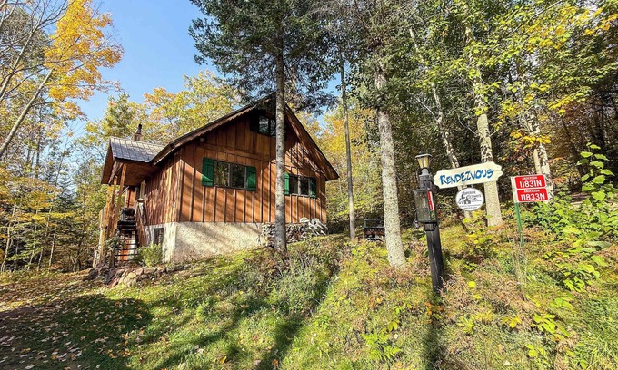 Upson Cabin | Rendezvous Cabin ~ A/C & Ensuite Sauna & More!