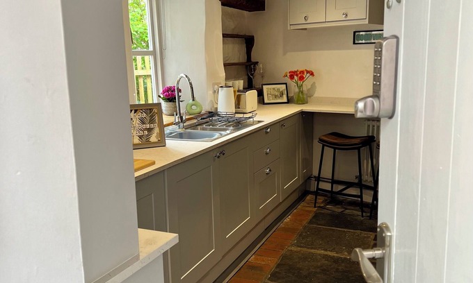 Wells House | Rennovated 2 bed dog friendly cosy cottage in central Wells
