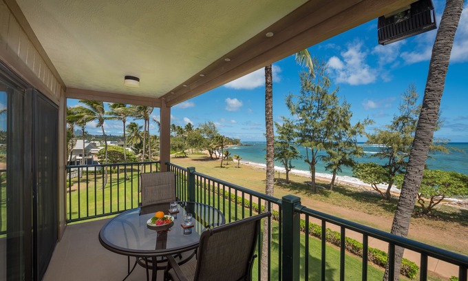 Kapaa Condo | *RENOVATED 07/20!* Corner Beachfront Penthouse in Kapa'a w/AC!