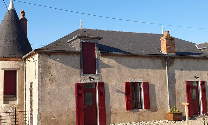 Cindre Cottage | Renovated 19th-century house with terrace and EV charger