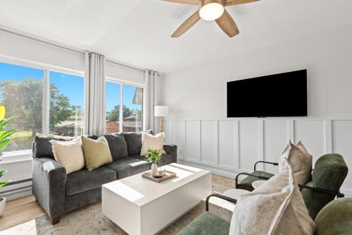 Royal Oak Apartment | Renovated 1BR Upper Flat Modern King Suite