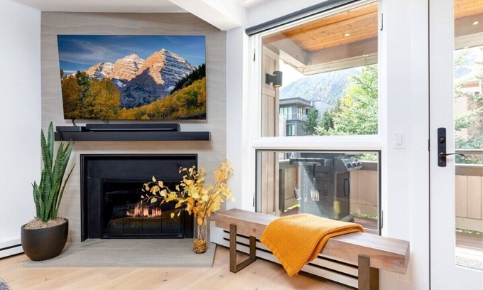Aspen Apartment | Renovated 2/2 with AC 1 Block to Farmers Market!