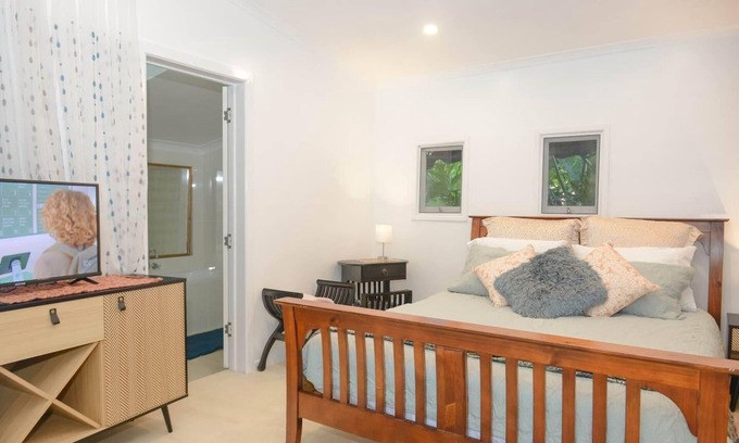 Witta Cottage | Renovated 2-Bed Cottage - Sleeps 4 - Free Parking