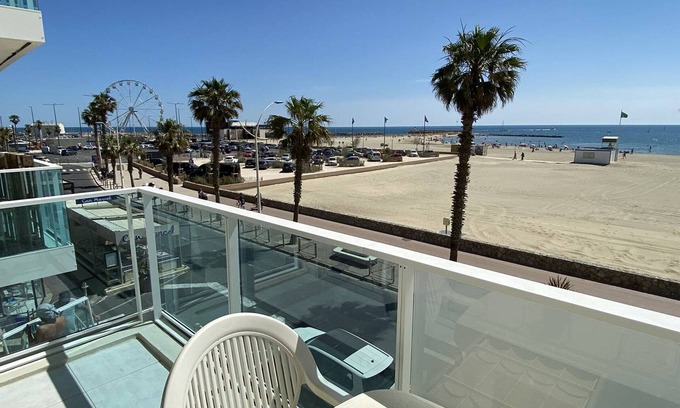 La Jetee Apartment | Renovated 2-room apartment with sea view, air conditioning and balcony, near shops