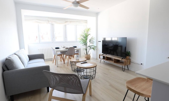 Sagunto Apartment | Renovated 3-bedroom apt, 300m from beach