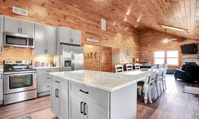 McHenry House | Renovated*5 Minutes to Wisp*Fast Wi-Fi*Hot Tub