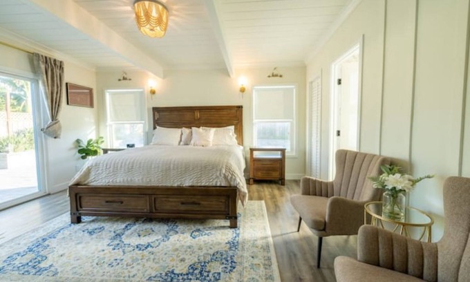 Lake Area House | Renovated 5B4B Luxury home @Fremont with King Suite