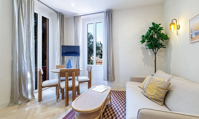 Lazaret Apartment | Renovated Apartment – Air-Conditioned – 2 En-Suite Bedrooms
