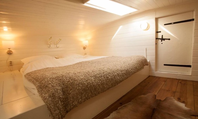 Jordaan Bed & Breakfast | Renovated B&B houseboat in the centre of Amsterdam