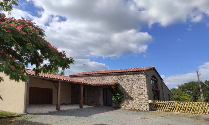 La Verrie House | Renovated barn of 125 m² at 10 from Puy du Fou. Large outdoor space.