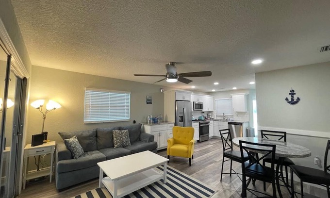 Flor-a-mar House | Renovated Canal home