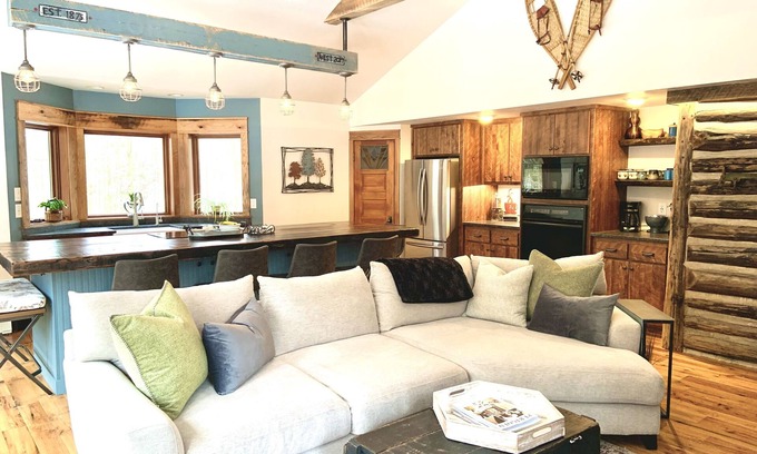 Jacksonport House | Renovated Charming Log Cabin on 4 Acres in Jacksonport