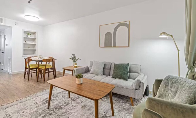 Clarksville Apartment | Renovated-Clean-Private-Austin Apartment-6th ST-UT