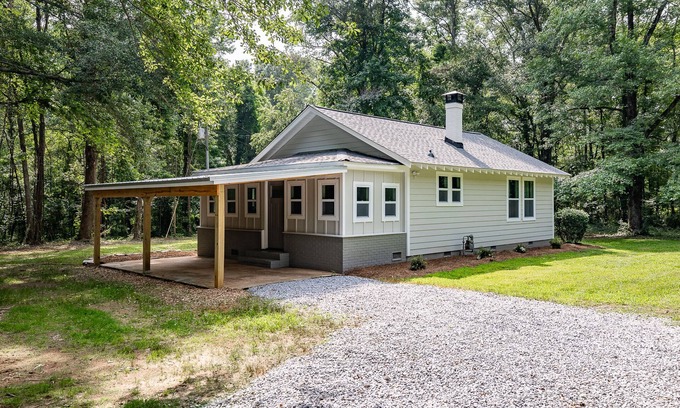 Arnoldsville House | Renovated Cottage on 5 Acres near Athens!