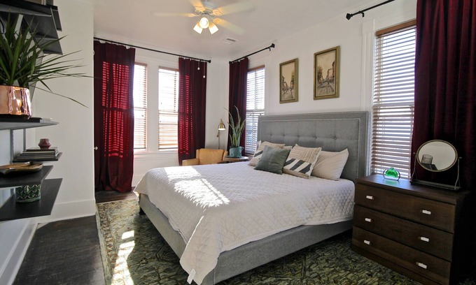 East Downtown Houston Apartment | Renovated EaDo Flat, walk to GRB, bars, stadium-above restaurant & bar adjacent