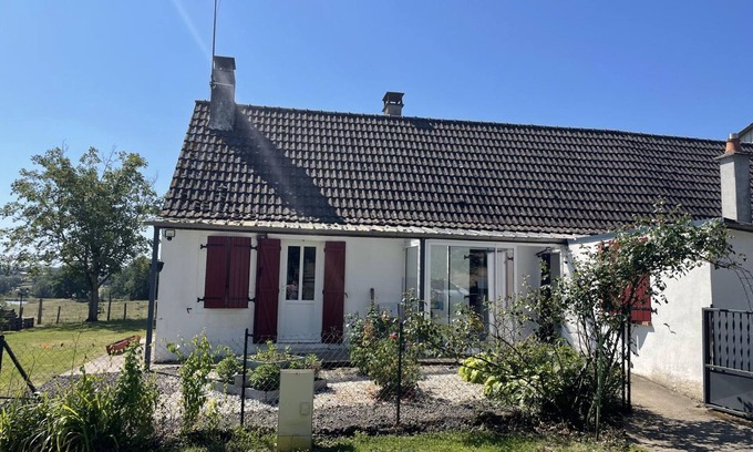 Isle-et-Bardais Cottage | Renovated Farmhouse with Private Pond, Garden, and Garage - Ideal for Fishing and Nature Lovers