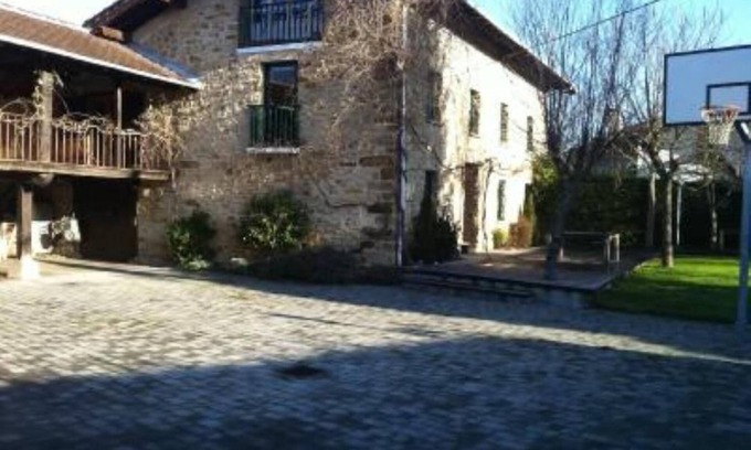 Bitoriano House | Renovated farmhouse with garden
