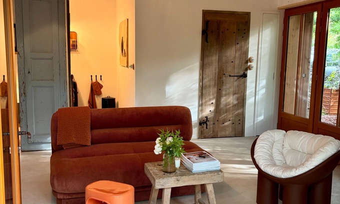 Couze-et-Saint-Front House | Renovated barn in the trees with terrace on stilts surrounded by vegetation