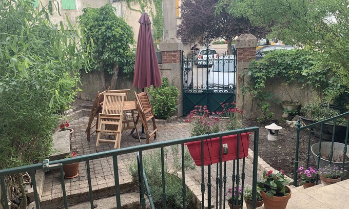 Saint-Berain-sur-Dheune House | renovated village gitte on a canal with views of the town square