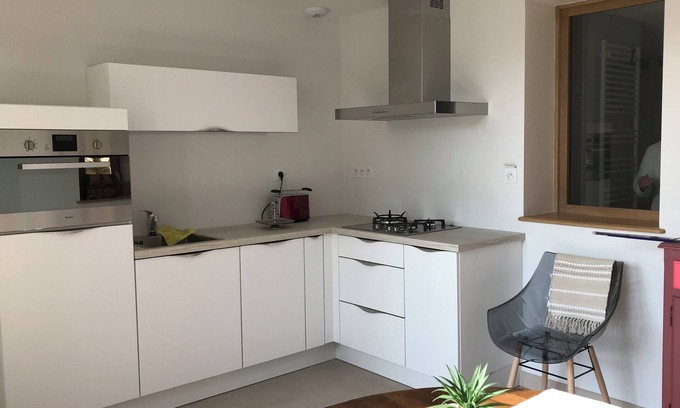 Froideconche Apartment | Renovated garden apartment with terrace