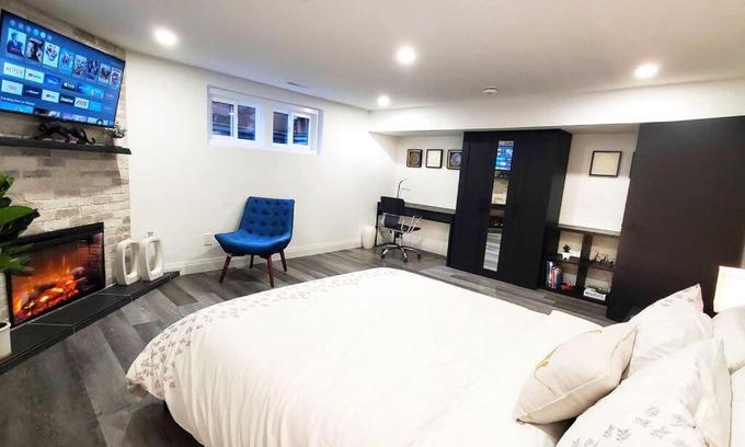 Swansea Apartment | Renovated Guest Suite Near The Lake & High Park in Toronto!