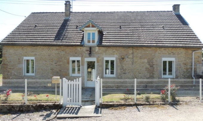 Commarin Apartment | renovated historic house with inner lake and castle nearby