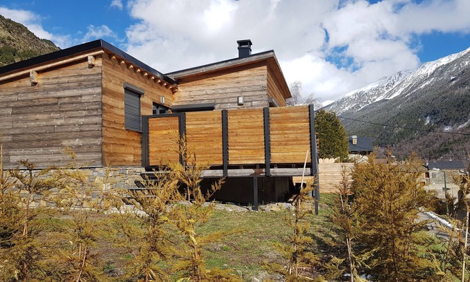 Porte-Puymorens House | Renovated mountain house in wood and stone in a small Pyrenean village