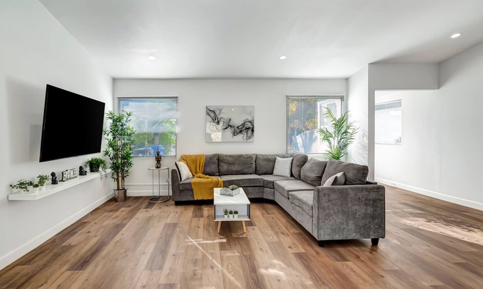 West Hills House | Renovated Pet-Friendly House W/Beautiful Backyard & Jacuzzi, Near W.H. Hospital