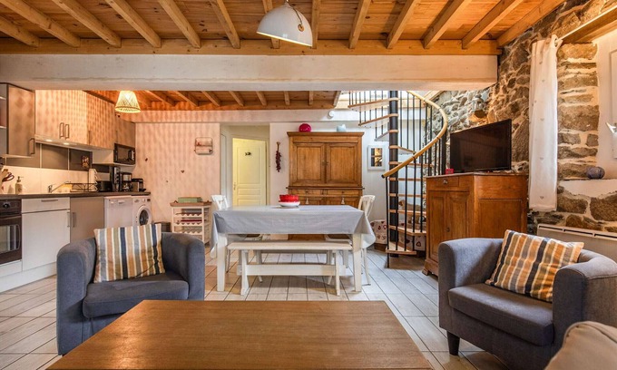 Sazos House | Renovated Pyrenean House with Garden - Sleeps 8 - Near Ski Resorts