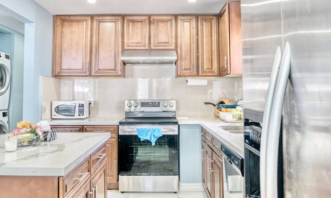 Newtonbrook House | Renovated Rooms 10-min to Finch Subway Near Yonge St