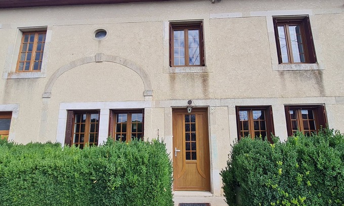 Mauvages Cottage | Renovated Rural Farmhouse for 6, Near Hiking Trails & Historic Cities