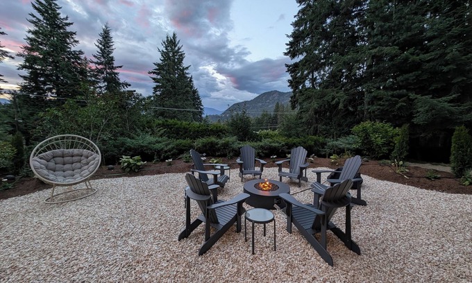 Blind Bay Cabin | Renovated Shuswap Lake Cabin in Blind Bay | Sleeps 12 | Walk to Lake & Marina