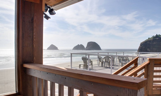 Oceanside Condo | Renovated, Spacious, Dog-Friendly Oceanfront Condo w/Sprawling Views