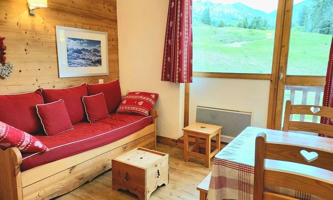 Plagne Villages Apartment | "Renovated Studio-Cabin with South-Facing Balcony, Ski-In/Ski-Out, Close to Shops"