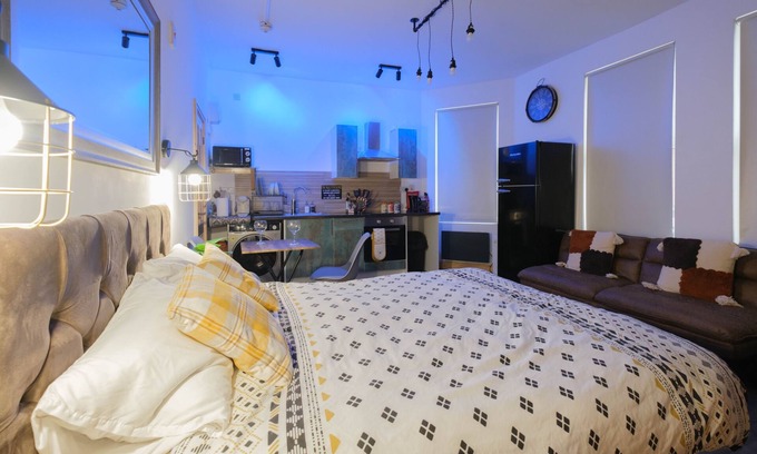 Leeds Apartment | Renovated Studio - Free Parking - Great Location