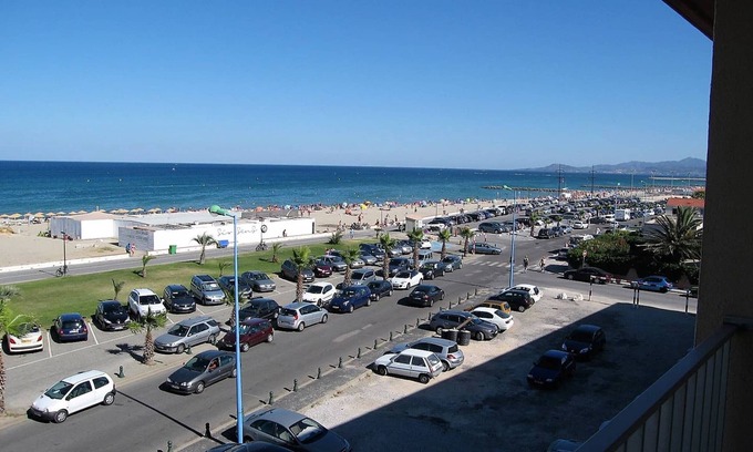 Saint-Cyprien Plage Apartment | Renovated T2 apartment, sleeps 4, parking, beachfront, Saint-Cyprien center