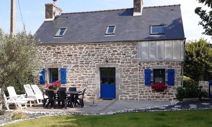 Plougoulm House | Renovated typical Breton house, 900 m from the beach *.