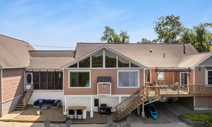 Taunton House | Rent the Beach at Lakeshore Retreat