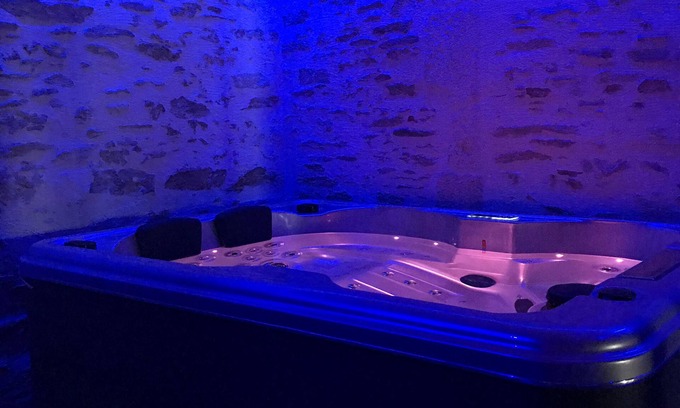 Mareuil-Sur-Lay-Dissais House | Residence with private spa The Lay of Calm. Spa area- jacuzzi hammam sauna