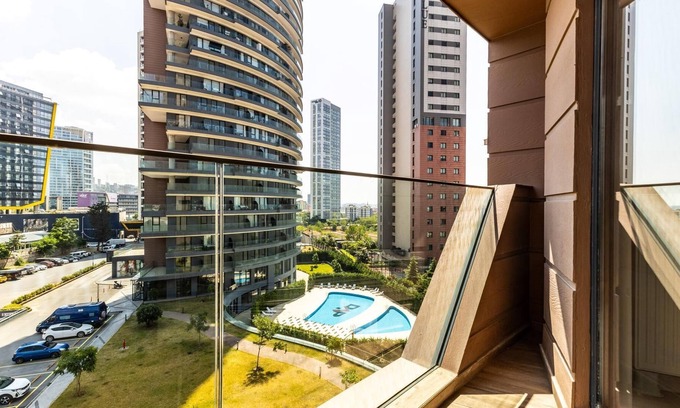 Kartal Apartment | Residence Flat w Shared Pool, 5 min to Metro