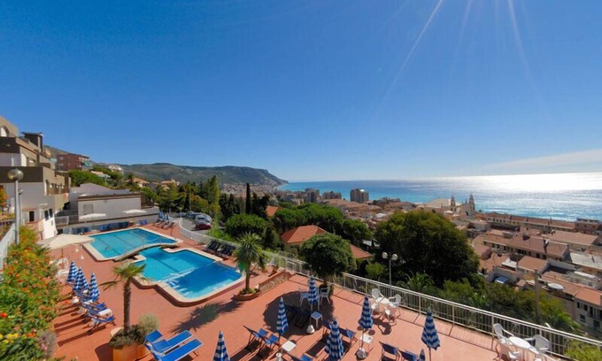 Pietra Ligure Apartment | Residence Sant'anna Three-room Apt 8 Pax Classic