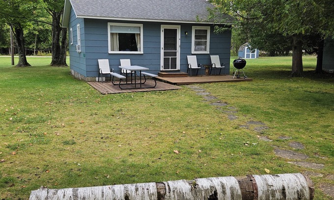 Maple City House | Resort cottage on Big Glen Lake! Kayaks & fire pit!