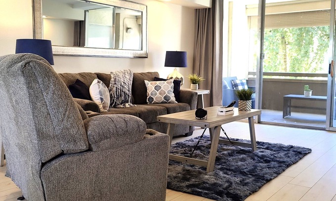 South Scottsdale Condo | ★Resort Feel★Sparkling Pool★Walk Everywhere★