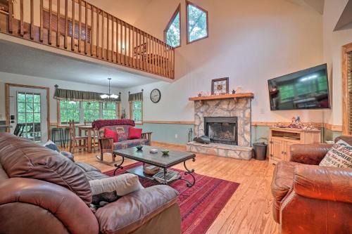 Helen Apartment | Resort Innsbruck Cabin with a Hot Tub and Deck!