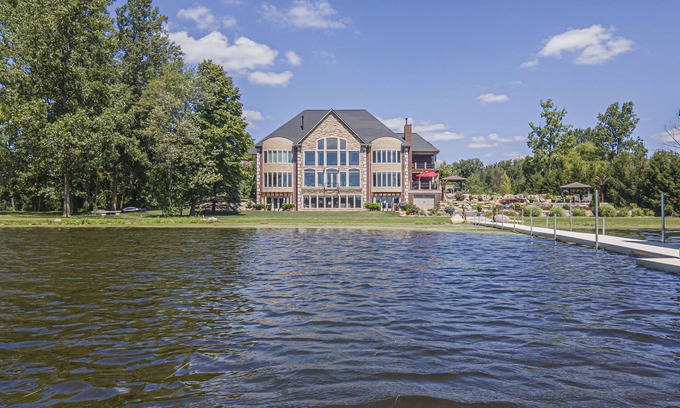 Lakeland House | Resort life living on Strawberry & Sunset Lake, therapeutic waterscape.