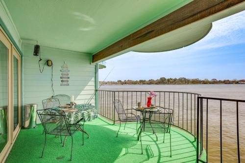 Seven Coves Apartment | Resort-Style Lake Conroe Retreat with Balcony and View