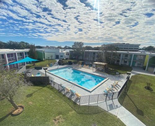 Ferry Pass Hotel | Rest and Relax Inn