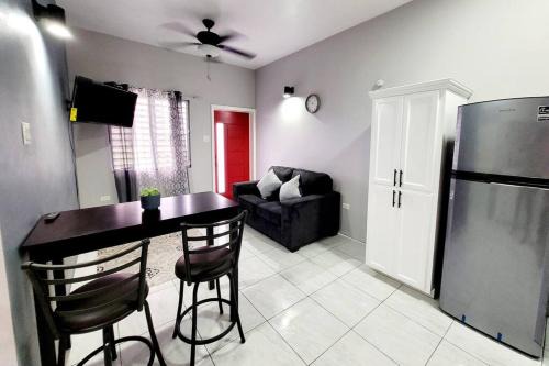 Ottleyʼs Apartment | Rest Easy at Cunningham Suites #2